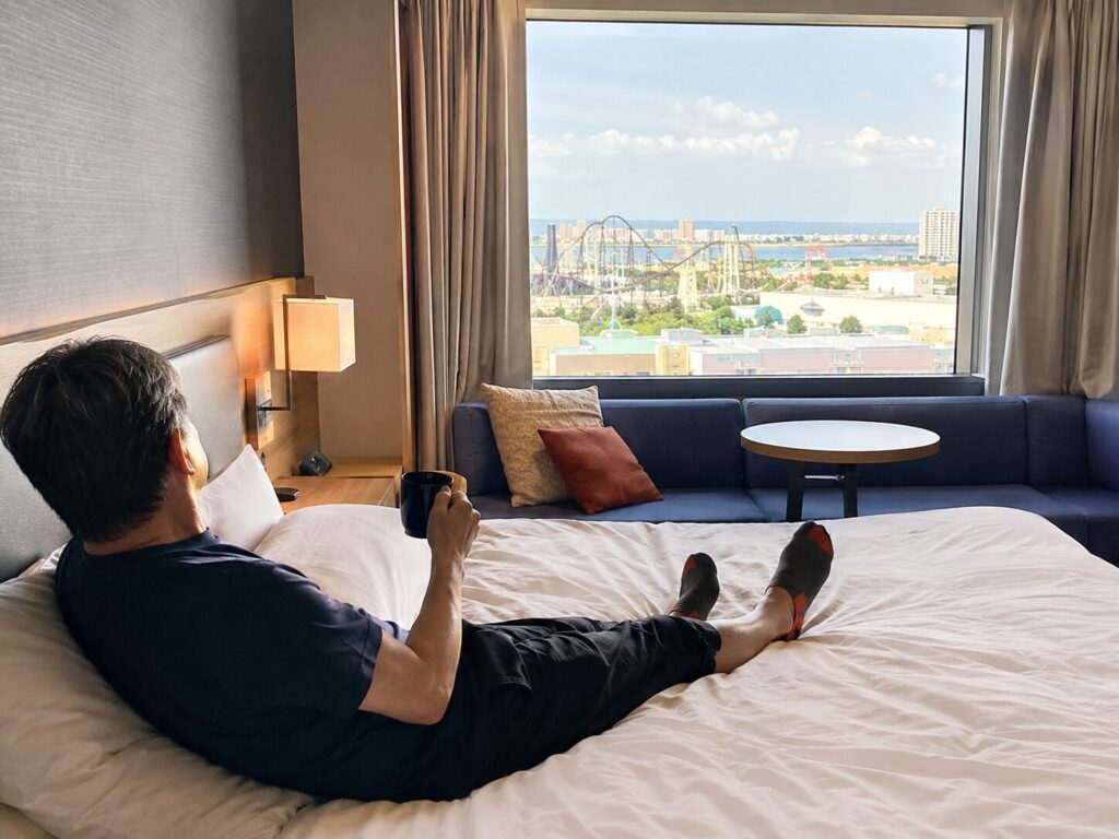 50代のUSJ旅行で日中は近隣ホテルで休憩するイメージ
