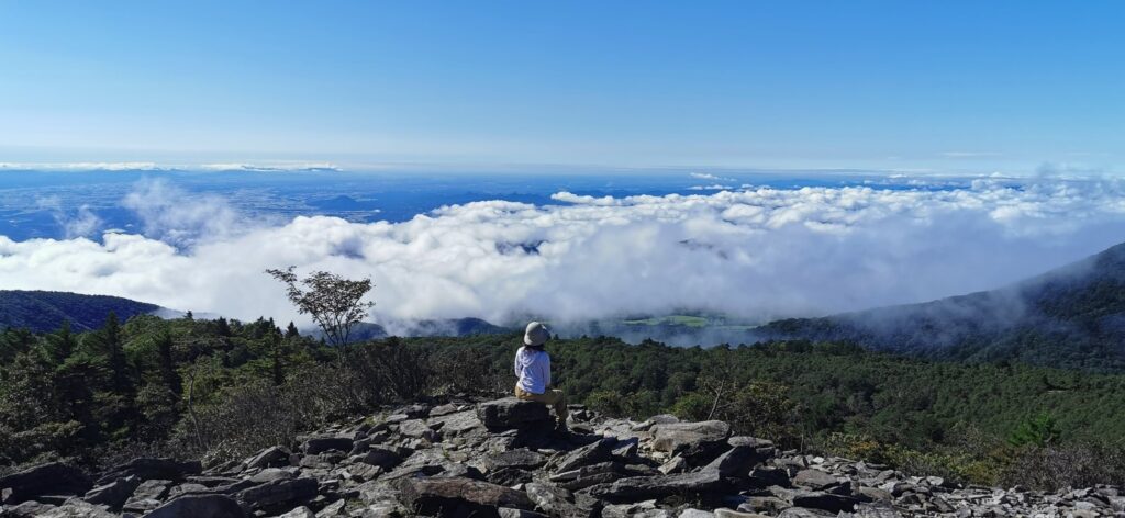 早朝登山で山頂付近から見た雲海