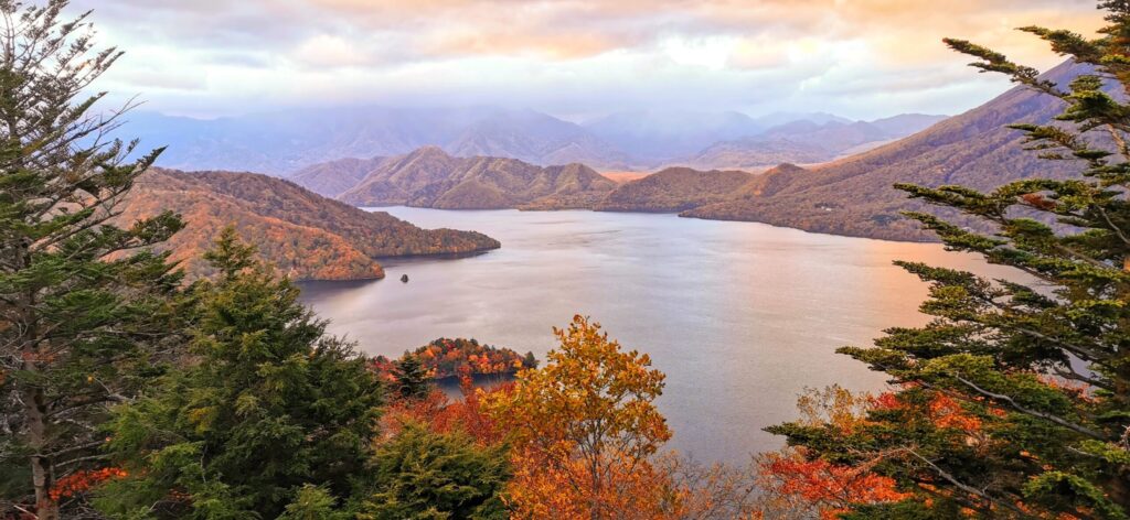 夫婦2人で年間240万円生活をしていた頃に楽しんだ中禅寺湖の紅葉