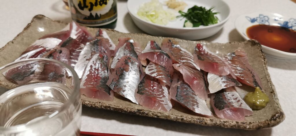 海釣りで釣った鯵を使った手作りの刺身