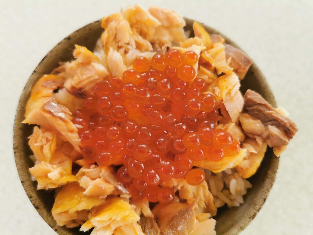 鮭といくらを盛り付けた手作り親子丼