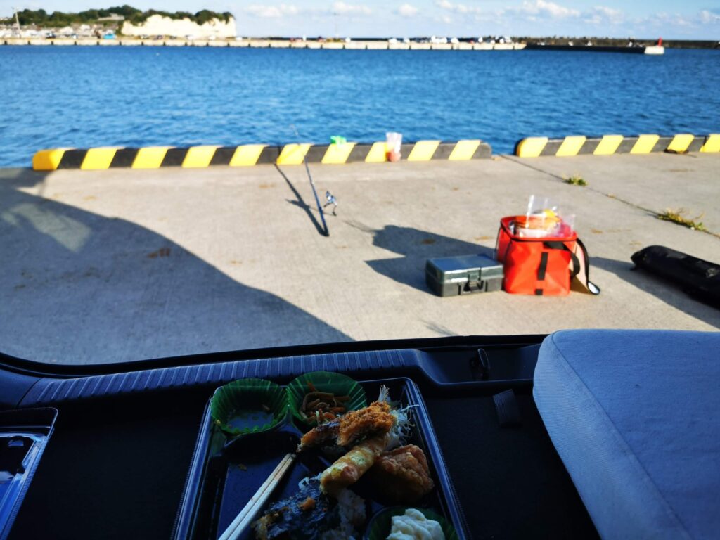 海を眺めながら車内で食事をする車中泊旅行