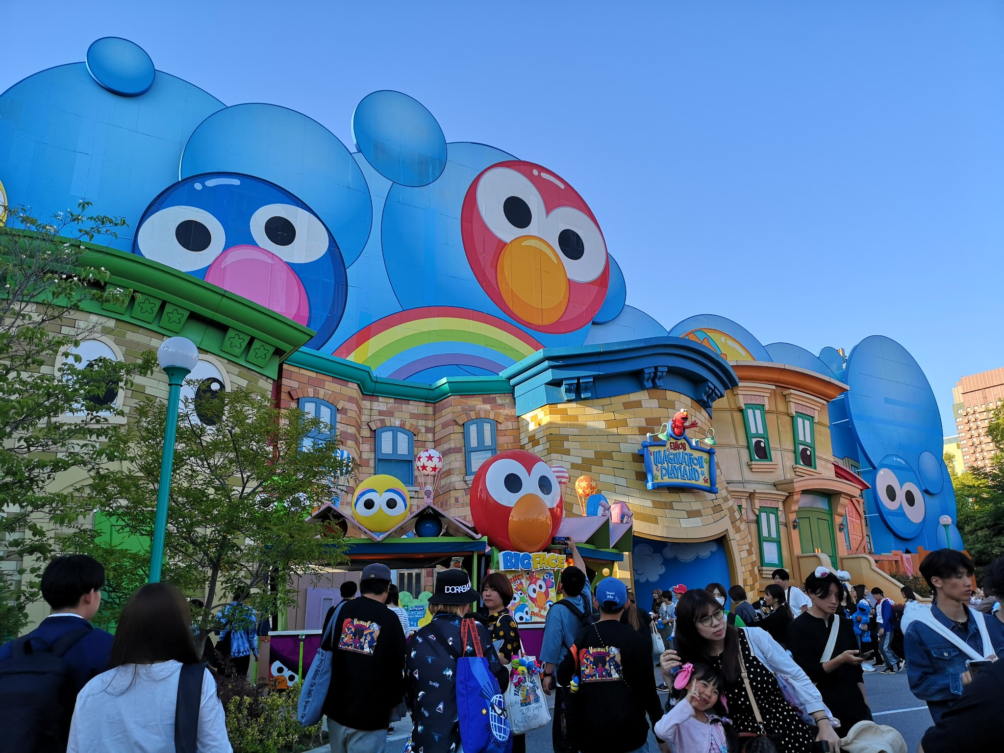 USJのセサミストリートエリアに集まる来園者
