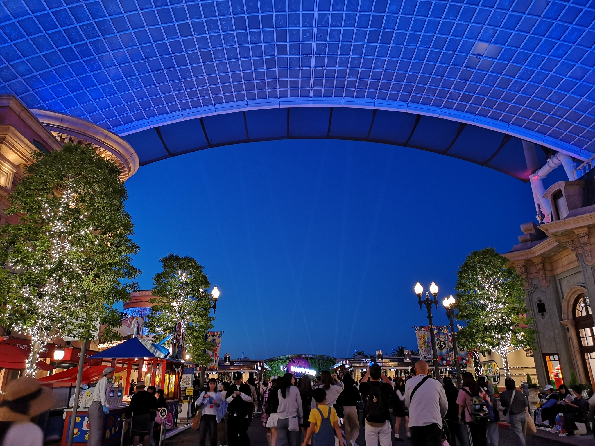 夜のUSJのキャノピーとパーク内の風景
