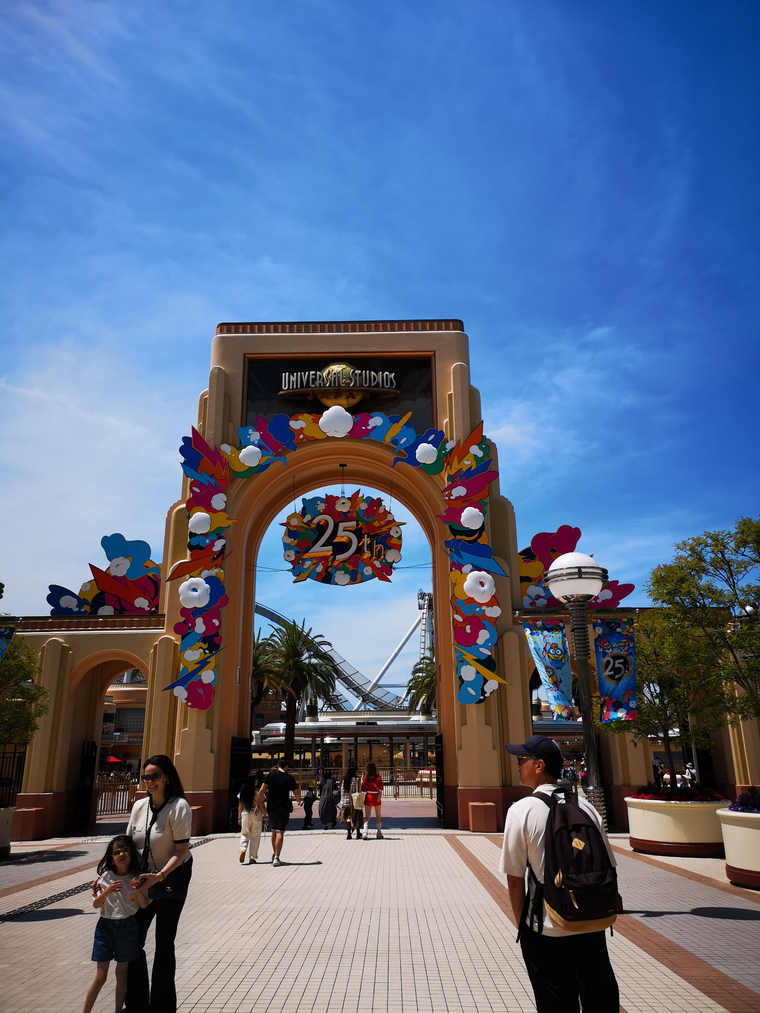 25周年仕様のUSJエントランスゲート