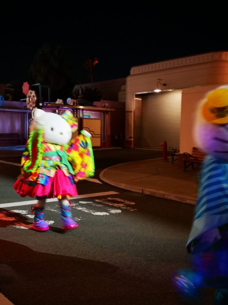 USJでゲストに手を振るキティちゃんのグリーティング