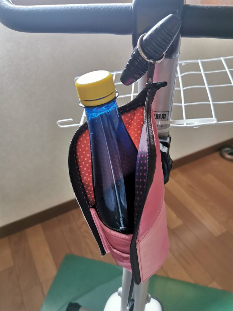 エアロバイクにペンケースとカラビナで取り付けた自作ドリンクホルダー