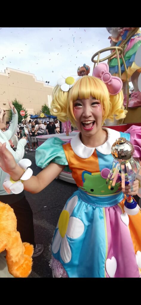 USJのパレードで笑顔を向けるダンサー