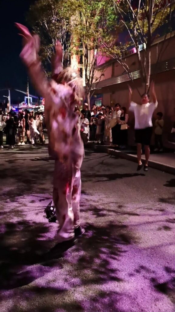 10月のUSJホラーナイトでTシャツと半ズボン姿で踊る55歳男性