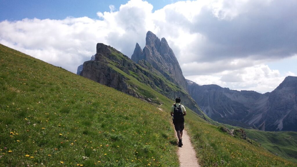 イタリアのドロミティで山道を歩く海外旅行中の様子