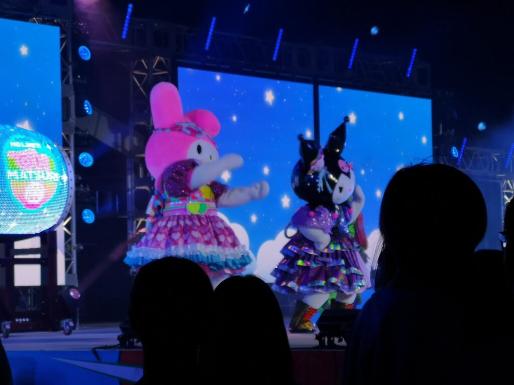 USJグロウアップ Oh! マツリのステージ全体と無料鑑賞エリア
