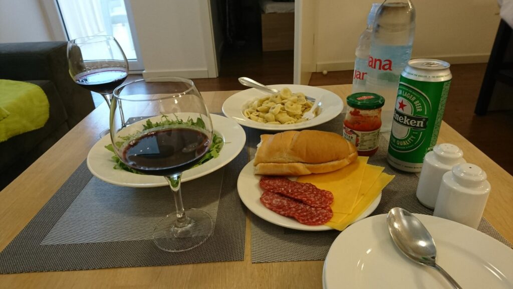 海外旅行中にスーパーで買った食材を部屋で食べた夕食