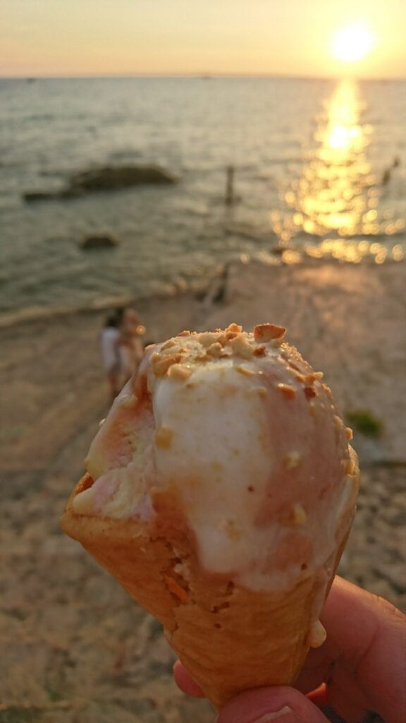 フーコック島のビーチで夕日を眺めながら食べたアイス
