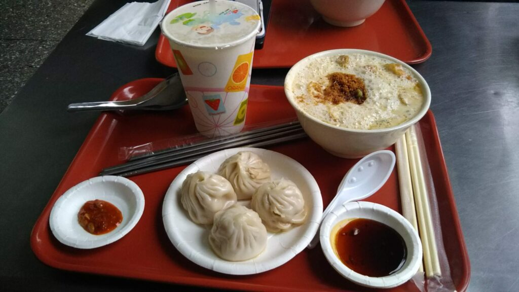 台北の朝食店で食べた小籠包と台湾式豆乳