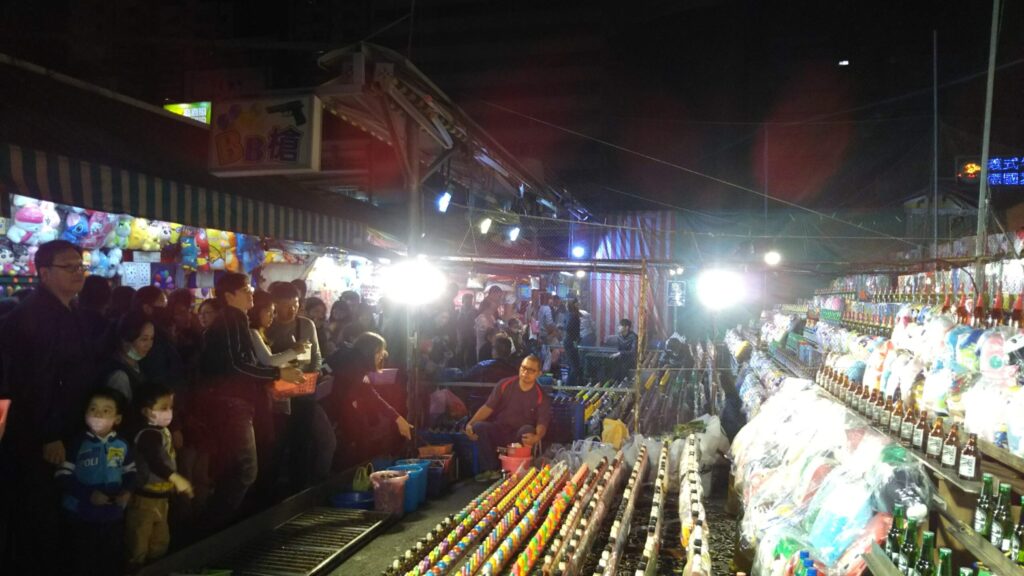 ゲームや景品の屋台が並ぶ高雄の瑞豐夜市