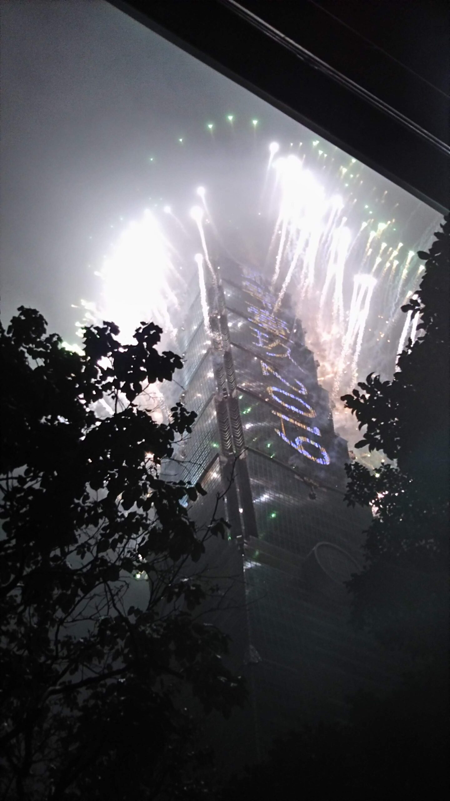 台北101から打ち上がる年越しカウントダウン花火