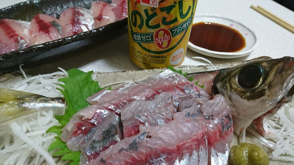 釣ったアジを自宅で刺身にした料理
