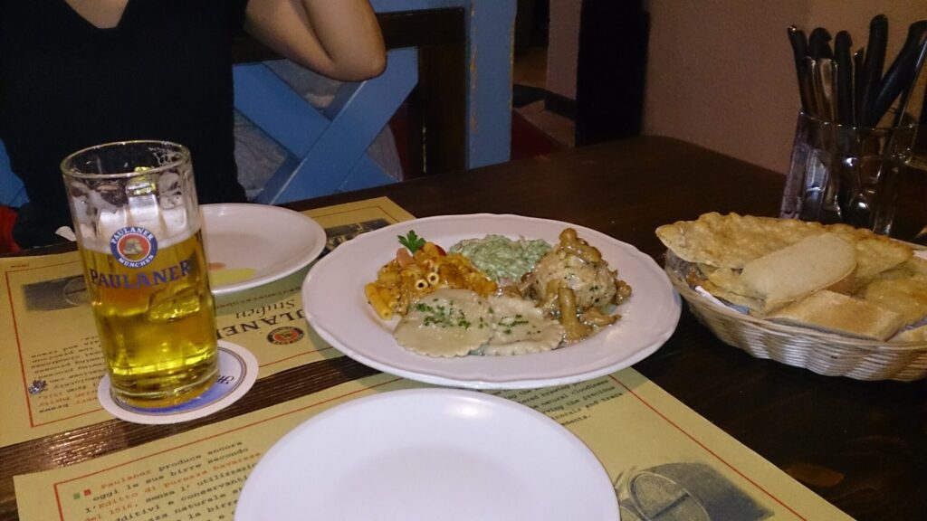 ボルツァーノのレストランで食べた料理とビール
