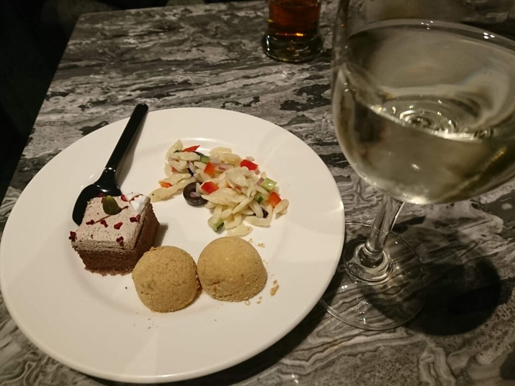 プライオリティパスで利用した桃園空港ラウンジの料理とワイン