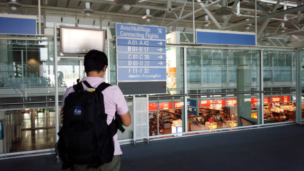 海外旅行で使用した45Lリュックを背負って空港を移動する様子