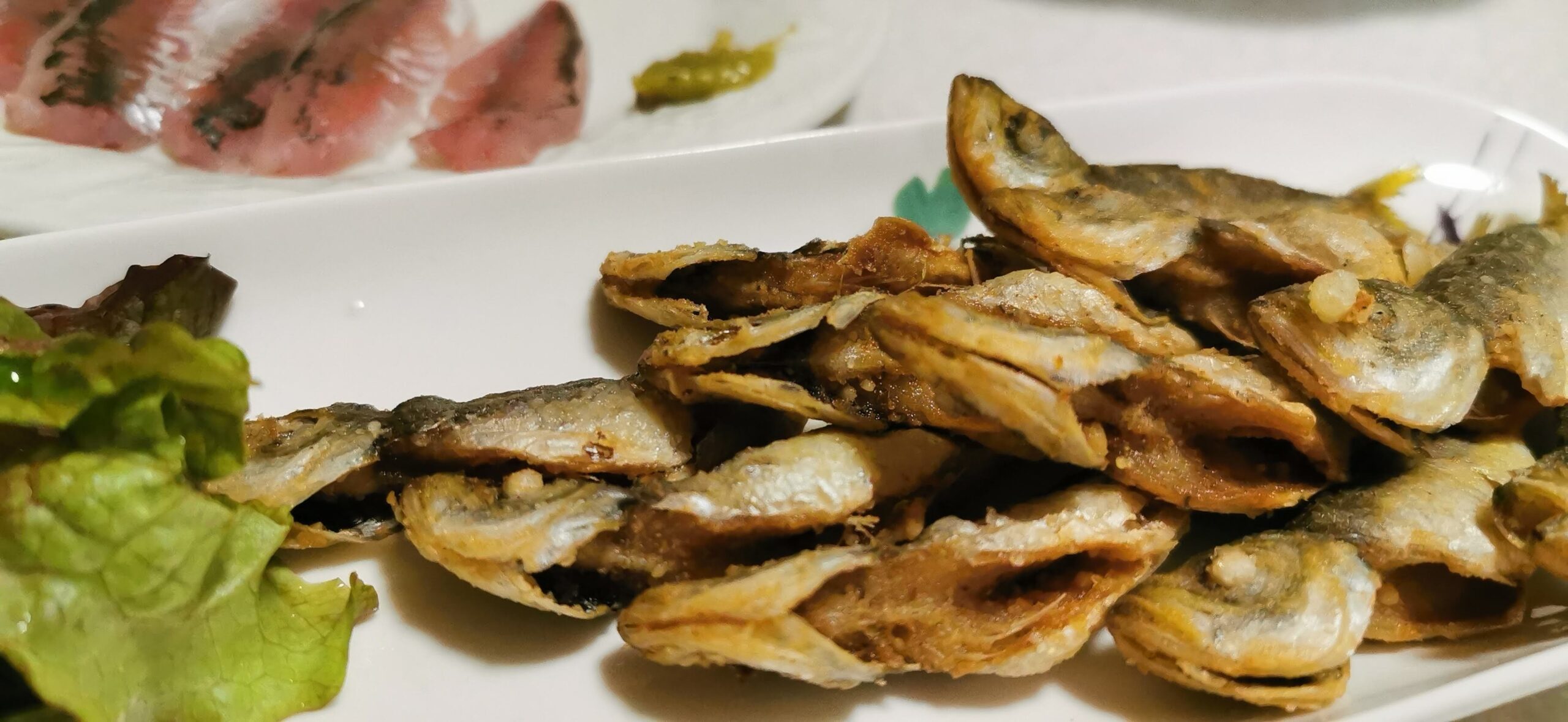 釣った10cm前後の豆アジを二度揚げした唐揚げ