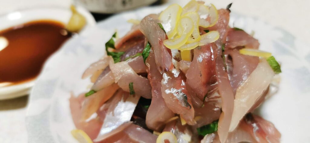 釣ったアジを薬味と合わせたたたき
