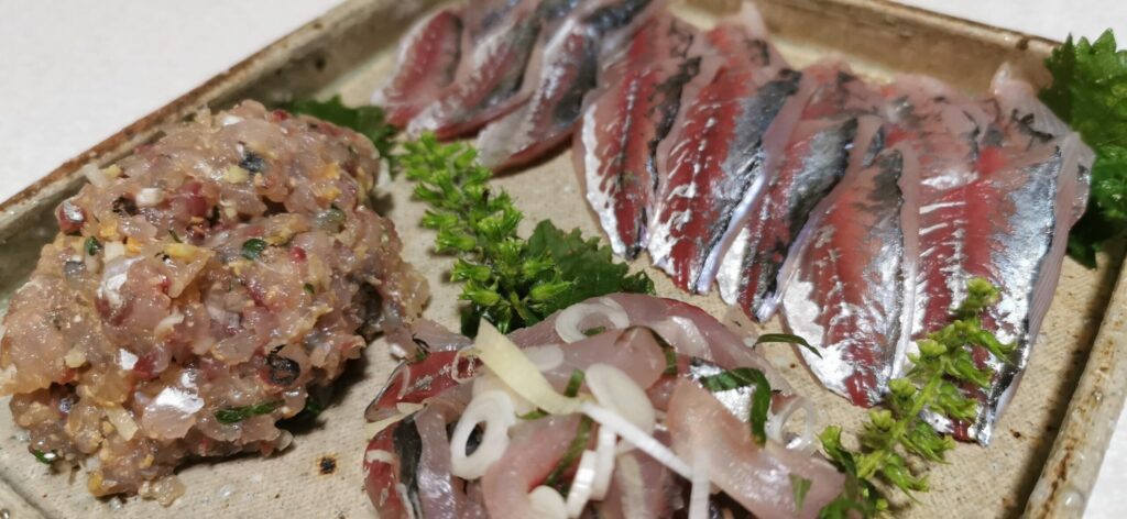 釣ったアジで作ったなめろうと刺身