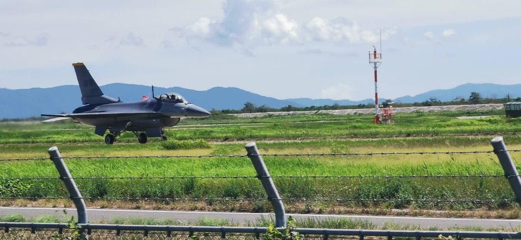 米空軍のF16戦闘機のタキシング
