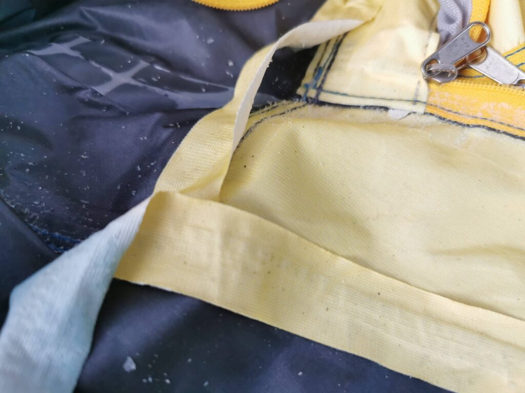 劣化して剥がれたシームテープ
