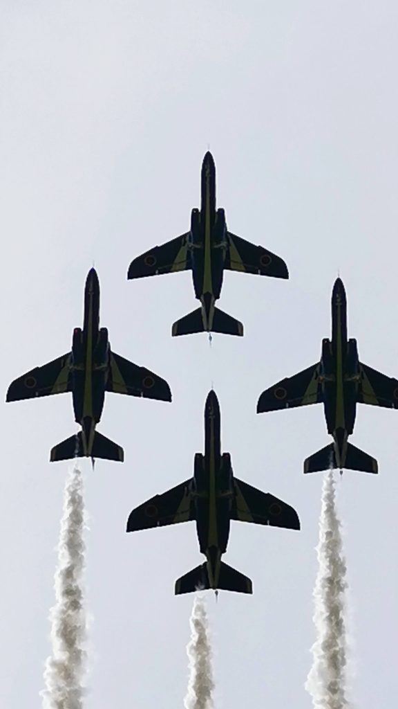 ブルーインパルスが編隊を組んで頭上を飛ぶ