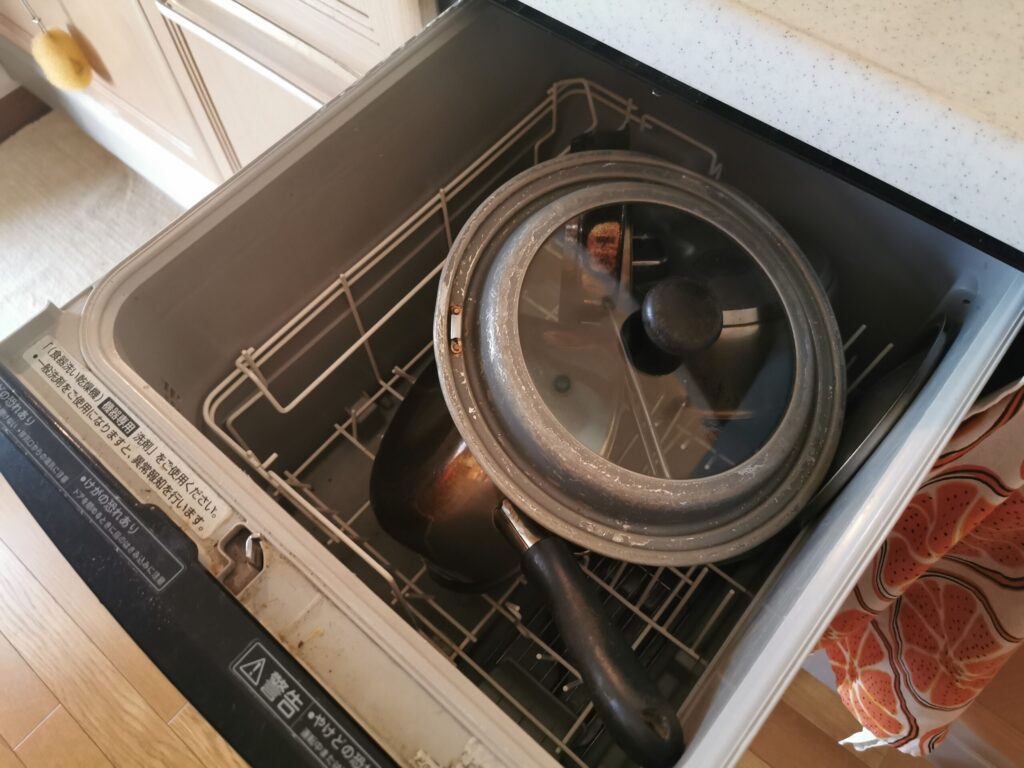 壊れたビルトイン食洗機を鍋入れとして使っている様子