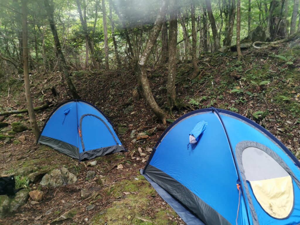 源流のテン場に設営した2張りのテント