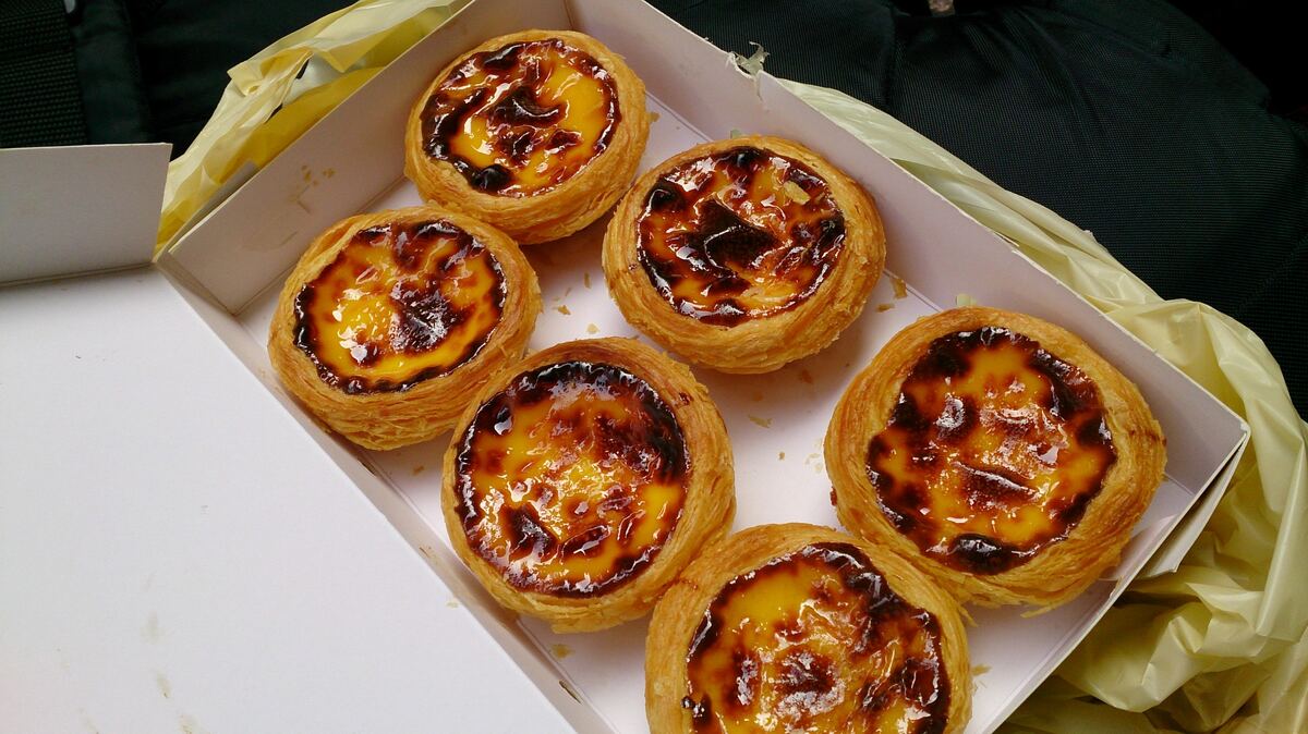 箱に入った焼きたてのエッグタルト