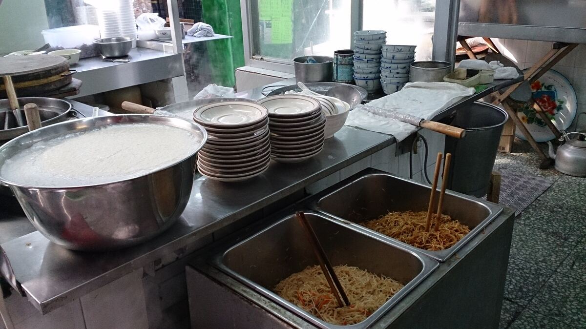 香港のローカル食堂で麺を用意する厨房