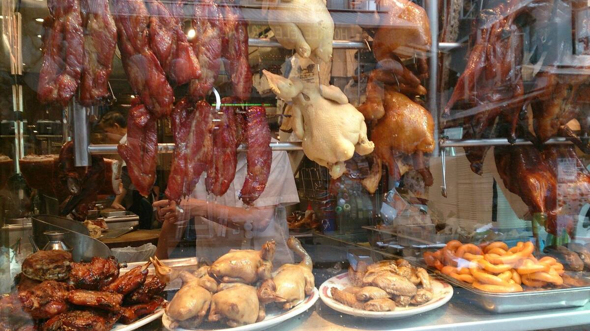 香港の店頭に並ぶ叉焼やローストダックなどの焼味