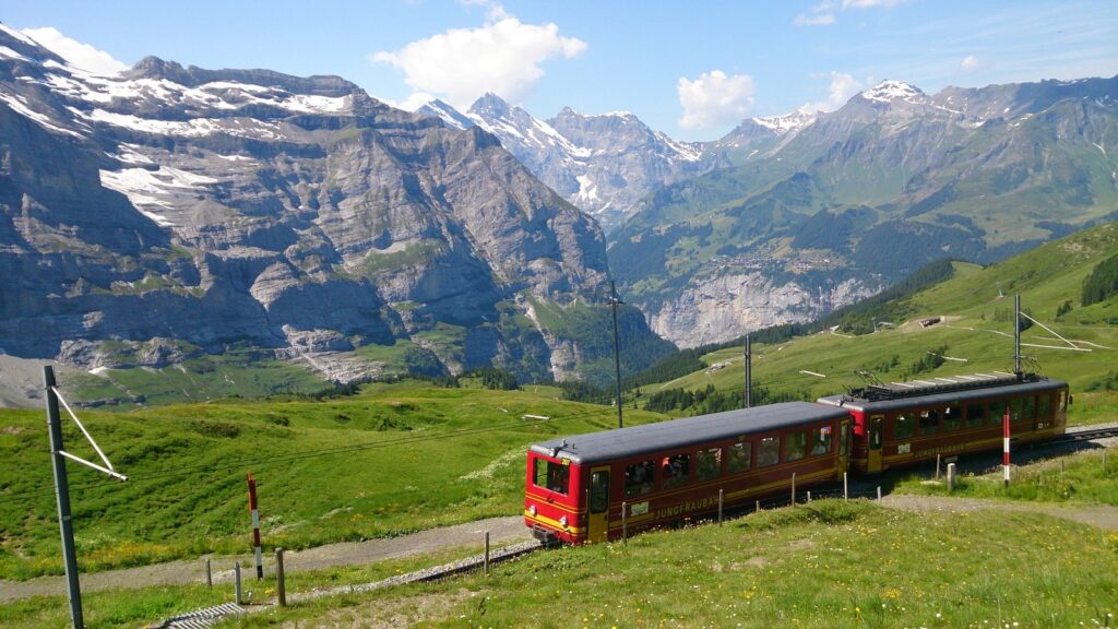 アルプスの山々を背景に走るユングフラウ鉄道