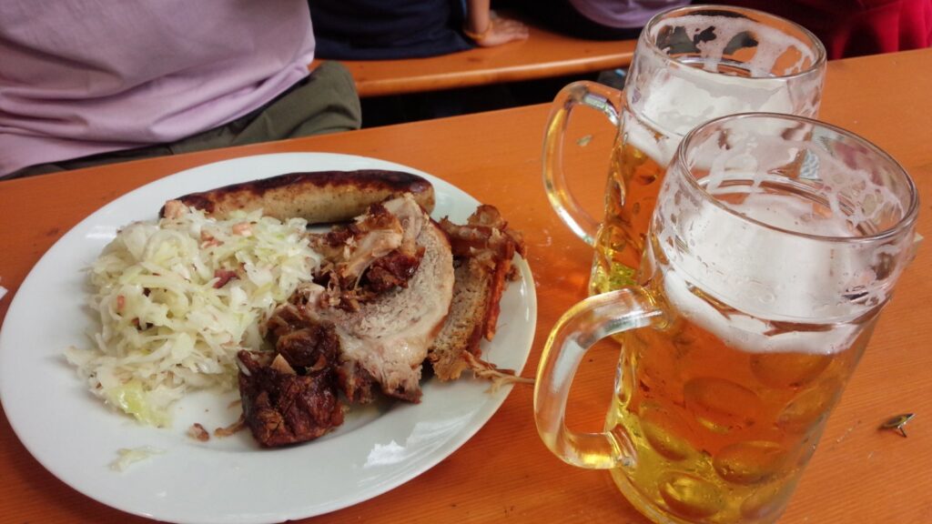 ヴィクトアリエンマルクトで食べた肉料理とビール