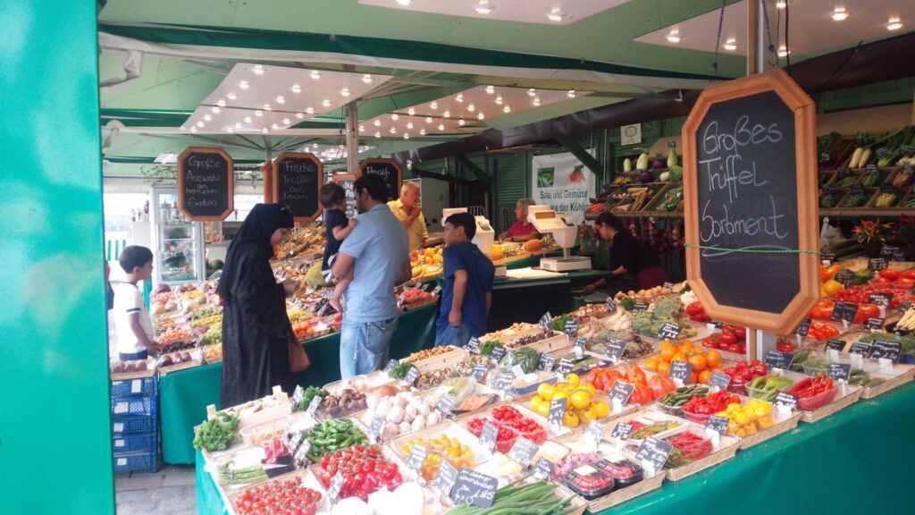 ミュンヘンのヴィクトアリエンマルクトに並ぶ市場の店