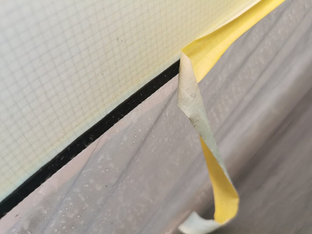 未補修でシームテープが剥がれている部分