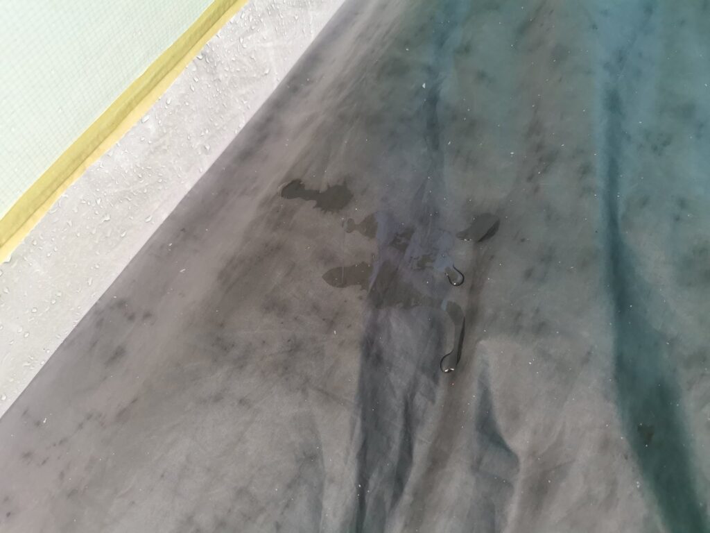 未補修部分から浸水したテント内部