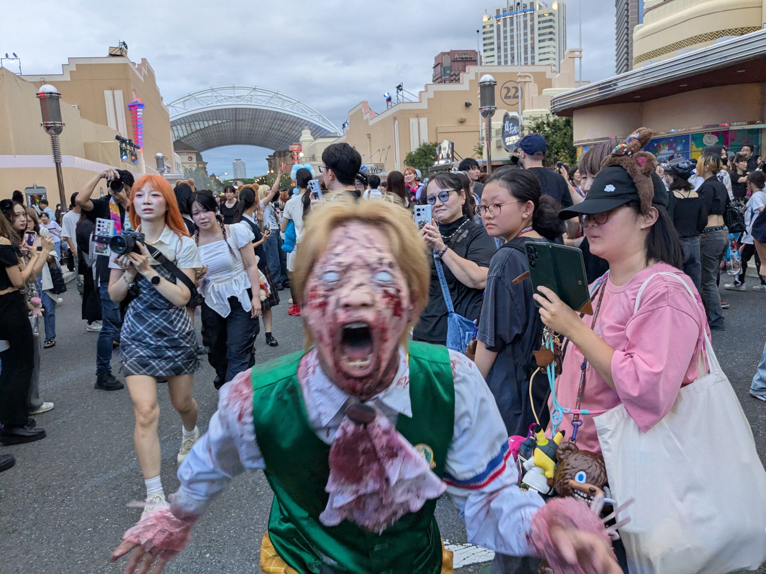 USJホラーナイト2026開幕直後のストリート・ゾンビ、学生ゾンビが観客の前に現れた場面
