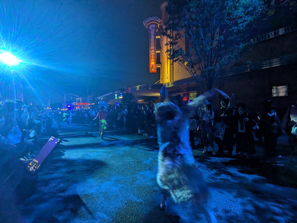 USJホラーナイト2026のストリートダンス、隊列を組んで踊るゾンビたち